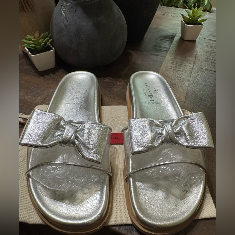EUC Valentino Garavani Sandal 37EU
Very good condition Grey